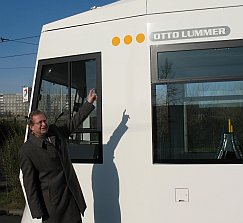 Prof. Dr. P. Bussmer mit der Otto Lummer-Bahn - Foto: GVB